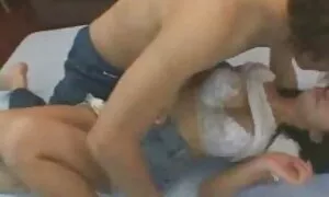 Der erhängte Mann und vergewaltigte einen Schüler an der Schule. Er band die Hände an die Decke und kniete fast nieder. Das Mädchen in einer Schuluniform schreit und bittet sie aufzugeben. Dieser Kerl fast zu 