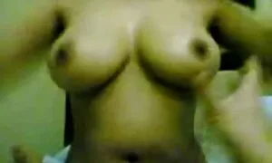 Eine Frau in free porn reife leuchtend roten Kleid traf drei schöne russische Mädchen. Mädchen sind glücklich, Antworten und nackten Körper des Mädchens zu geben. Alle von ihnen sind nackt, und Humor. Er lächelte und lächelte die ganze Zeit beim Abwischen. Schließlich, sie verführerisch Striptease miteinander, alle Menschen um sie herum.