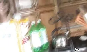 Ein Porno-Agent fällt sofort einem jungen Mädchen auf. Dieses Mädchen kam zu sehen.und mach dich bereit für einen intimen Kampf. Ein junges Mädchen mit einem charmanten Aussehen fand einen sehr guten Körper. Er zog sich aus, er schlug vor, Beine, und begann mit seiner Zunge. Dann gehen die Männer in die Details auf reife frau kostenlos seine Katze. Es ist langlebig und erfolgreich.