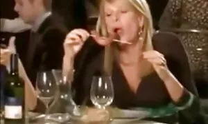 Ein Mädchen, das mit einem Mann auf einer Parkbank spricht. Nach dem Gespräch, das Paar, reiten und einen Blick.dieser. Als Schönheit das Gesicht in den Händen eines Mannes sah, begann sie sofort ihre Zunge. Nach oraler Liebkosung begannen Hühner auf Händen und Füßen zu sitzen. Im Auto ist es nicht sehr bequem, für sich selbst zu haben. Aber was ist, wenn es kein alte frauen sex kostenlos freies Haus gibt? Die Mädchen bedankten sich schnell bei dem Mann und nahmen das Geld.