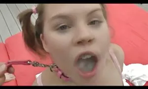 Eine Mutter zu einer Party im Zimmer ihres Sohnes und gib ihm einen Blick. Er war betrunken, Mama, trug einen roten reife weiber gratis Rock, den sie vor seinem Sohn anzog und setzte sich auf eine der Hände, Beine. Nach der Klinge, Junge, komm, Pussy, und schlaf mit ihr. Schließlich öffnete sie ihre Muschi mit ihren Fingern und zeigt, wie Sperma ausläuft.