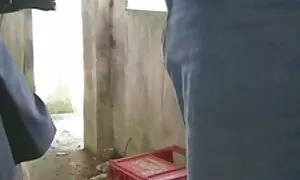 Die Schwestern dieses Mannes taten nicht nein. Als die Eltern gingen, leckte gratis pornos alte weiber mein Bruder sofort ihre Muschi. Er mochte entfernen. Die Mädchen springen aus dem Gesicht und schütteln sein Becken. Dieser Typ arbeitet mit seiner Zunge und bringt deine Schwester zum Orgasmus. Der Sohn deiner Schwester, aber er kann seinen nicht essen. Dieser Ort ist schmutzig.