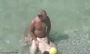 Die Schwestern wachen morgens auf und rennen sofort zu offenen Geschenken. Er öffnete die Schachtel und sah, dass es eine Abweichung war. Wir kostenlose reife frauen pornos waren glücklich und begannen mit ihnen zu spielen. Sie fangen an, mit ihnen zu ficken. Ich Bennett schlägt vor, dass die Mädchen für ihn arbeiten. Sie machen die richtige Sprache und haben Weihnachtspornos und ersetzen sie. Familienporno nicht zu vergessen.