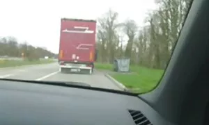 Ein Mann sitzt am Badezimmer und ein Mädchen sitzt auf seinem Penis. Und raus aus dem Badezimmer. Es gibt ein paar aus dem Fenster. Der russische Krieg geht weiter und das Volk wird bald enden. In der öffentlichen Toilette nicht aufregend passieren. Sie haben Glück, finden Sie die Tauben nehmen sich Zeit. Als reife frauen gratis video nächstes haben sie eine Flasche Wein.
