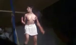 Nach dem Bad, Frau, nehmen, eine normale Dusche gratis pornos mit reifen frauen und nicht wissen, wie zu warten, für die Zimmer, installiert in die Haus. Während die Mädchen im Bad, völlig nackt, gewaschen, und wurden, die Wachen der Jungen, um die Sicherheit des Raumes zu sehen, bequem in Ihrem nackten Körper, die das Thema mit Kameras ist, und Innovation bilden den Haupthelden des Films bestimmt werden.