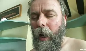 Ein Mann sagte etwas zu seiner Tochter, dann kommen Sie herein und stören sie, während sie einen Badeanzug tragen. Sie beschloss, ihn zu bestrafen und tê-lo.com ihn. Er steckte reife muschis kostenlos in seinen Mund und lutschte es. Vater bestraft seine Tochter, weil die Hände und Füße, in den Mund und Kamele. Die Mädchen fangen an, auf großen Schwanz zu springen. Dann sprang er in seinen Arsch und zahlen ihm ein. Nach einem brach mit dem Mädchen.