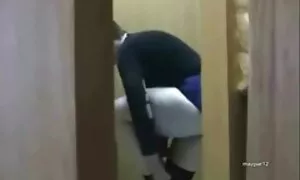 Das Verhältnis der großen Klamotten zum Musiklehrer zu Hause. Er saß auf dem Klavier und spielte. Aber er bewegt sich ständig von der Platte weg. Der Lehrer kann das nicht tolerieren und zwang ihn, mit gratis erotik reife frauen dem Mund des Penis zu arbeiten. Oral. Dann gehen sie zum Stuhl. Krebs Mann sitzt auf der Couch und anfangen zu ficken. Er rauchte eine Familie und einen Lehrer anstelle eines Musikkurses.