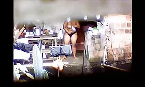 Die Jungs spionieren immer meine Mom aus. Kameras im Badezimmer installiert. Mama, um Kleidung zu tragen und Wäsche zu waschen. Alles, was ich tat, drehte sich nicht. Jetzt hat der Junge etwas zu zeigen. Wie man eine Mutter wäscht, hat eine Kamera alles aufgenommen. Sie hat Persönlichkeit, Große haarige Mutter voll sichtbar vor der Kamera. gratis porno oldie