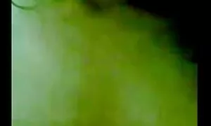 Er kniete auf dem Stuhl und begann sofort zu ersticken. Sie hatte 